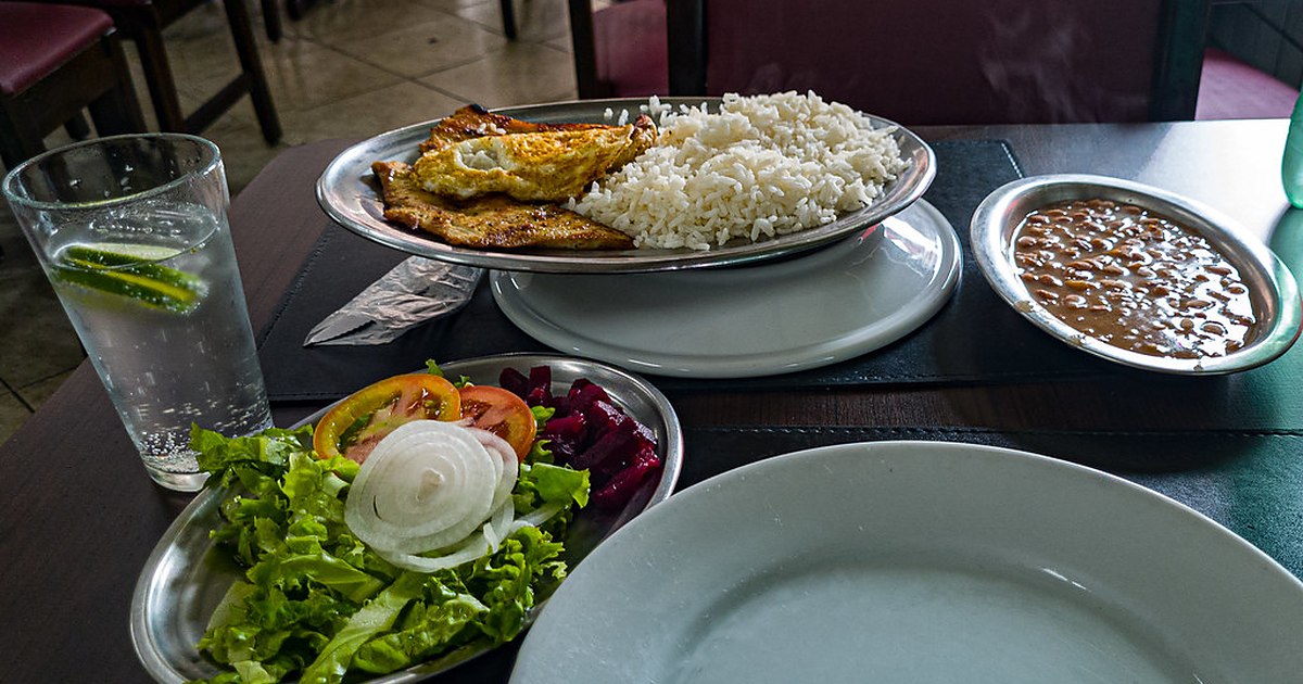Quem toma Mounjaro pode comer arroz e feijão: almoço com arroz, feijão, filé de frango e salada